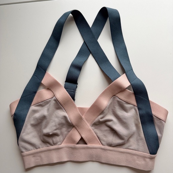 ARITZIA | COMMUNITY SOFT CUT OUT STRAPPY BANDAGE SPORTS BRA SIZE MEDIUM - Picture 3 of 7